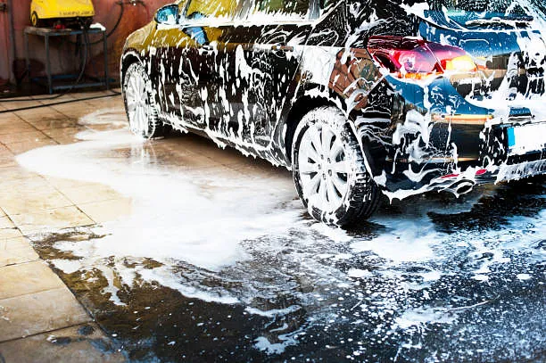 Bilsåpe og skum over hele bilen under vask